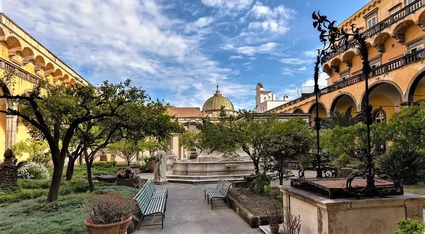 Una foto panoramica del Chiostro di San Gregorio Armeno