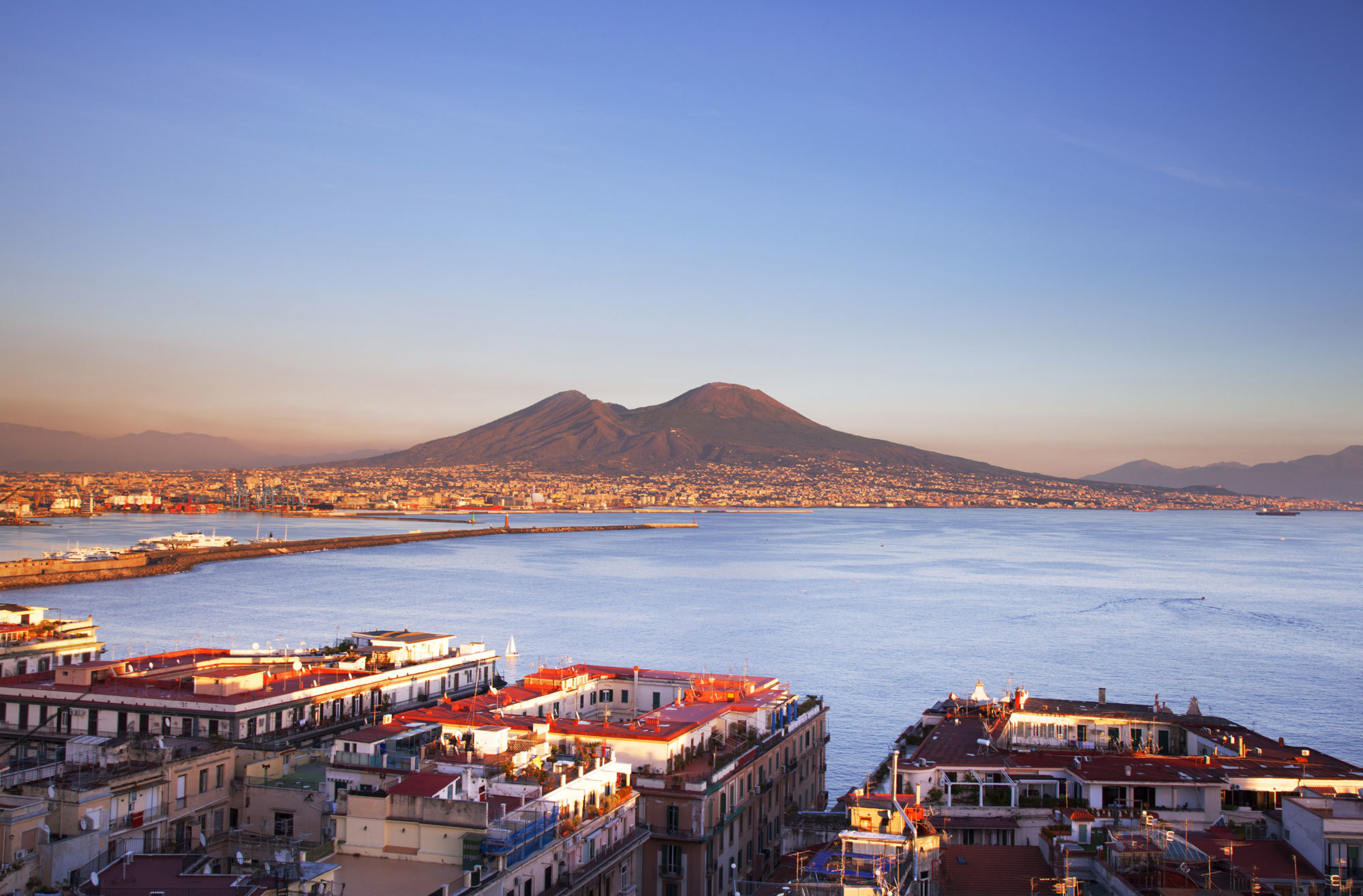Veduta della città di Napoli dall'alto con il Vesuvio sullo sfondo