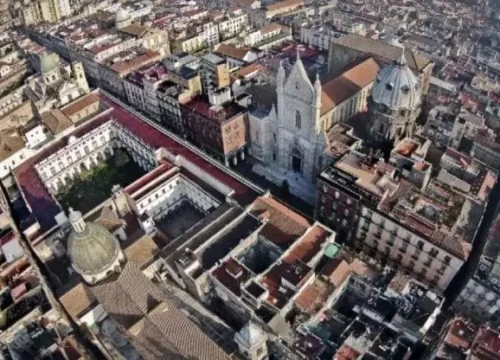 Via Duomo, il punto nevralgico della città di Napoli