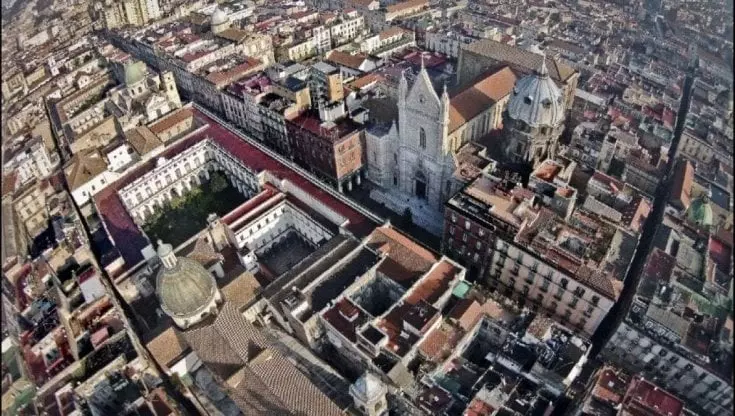 La foto ritrae Via Duomo, all'altezza del Duomo di Napoli, dall'alto.