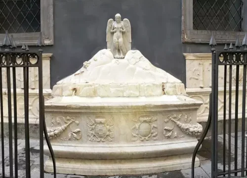Fontana della Spinacorona, la storia della “Fontana delle Zizze” a Napoli