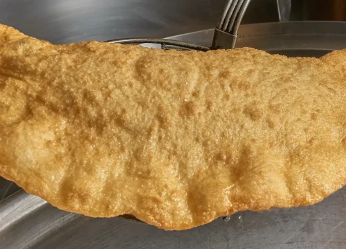 Napoli, Pizza Fritta con Cicoli e Ricotta