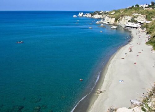 Maltempo a Napoli, a Ischia frana il costone di Cava dell’Isola