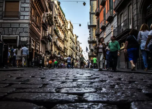 Via Toledo a Napoli: la passeggiata lungo le piazze della città