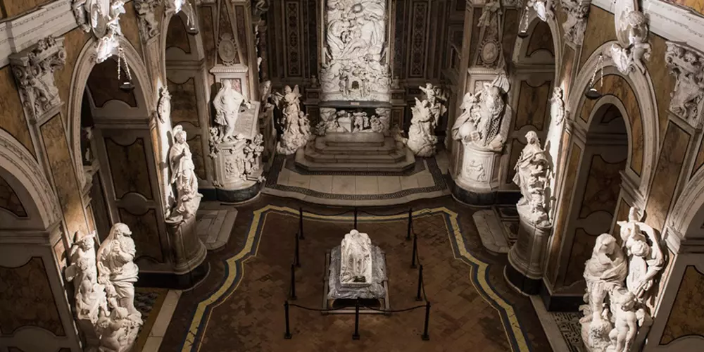 Uno scatto panoramico della Cappella Sansevero con al centro la Statua del Cristo Velato