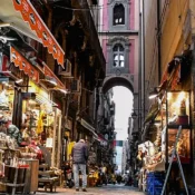 Uno scatto della Via dei Presepi a Napoli, Via San Gregorio Armeno con le famose bancarelle dei Pastori