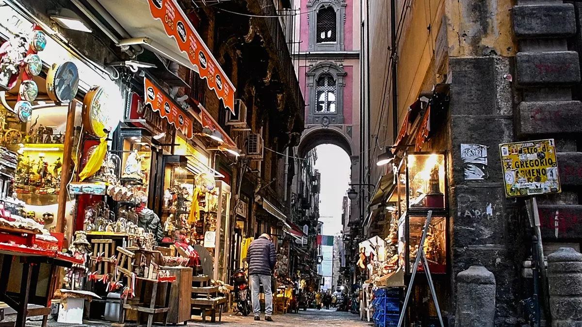 Uno scatto della Via dei Presepi a Napoli, Via San Gregorio Armeno con le famose bancarelle dei Pastori