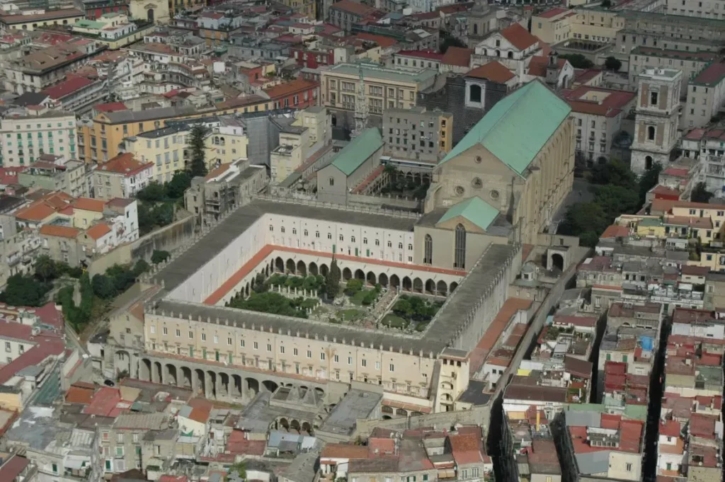 Una foto area del Complesso di Santa Chiara a Napoli