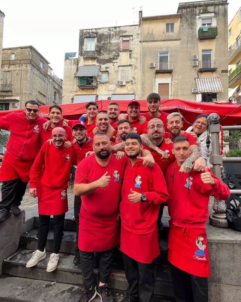 Lo staff della Trattoria Da Nennella a Napoli, la nota trattoria napoletana ormai famosa in tutto il mondo