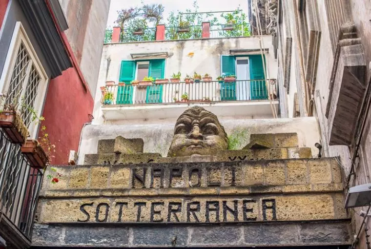 Una foto che ritrae l'ingresso di Napoli Sotterranea, la porta di accesso al sottosuolo di Napoli