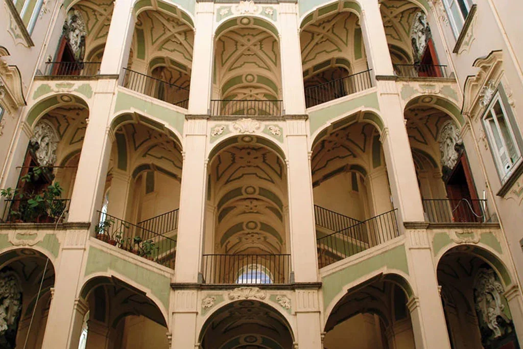 Una foto che ritrae il Palazzo dello Spagnolo, uno dei palazzi più belli della Sanità e di Napoli