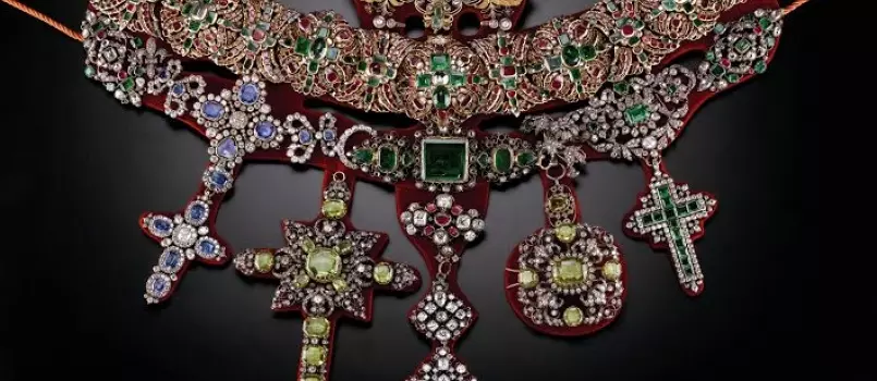 Una foto che ritrae i dettagli della collana di San Gennaro: è uno dei tre gioielli più famosi del Tesoro di San Gennaro