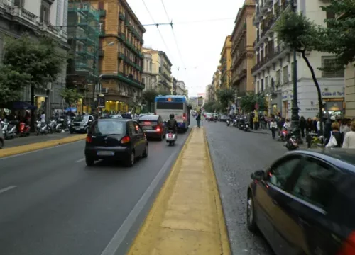 Traffico al Corso Umberto, Fumo da un Tombino (Foto)