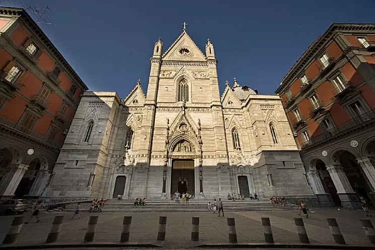 Una foto della facciata del Duomo di San Gennaro a Napoli