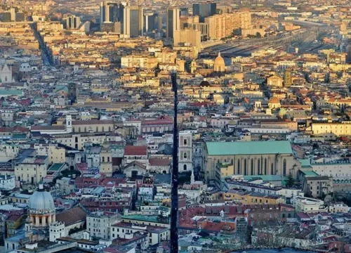 Spaccanapoli, la via che taglia in due la città