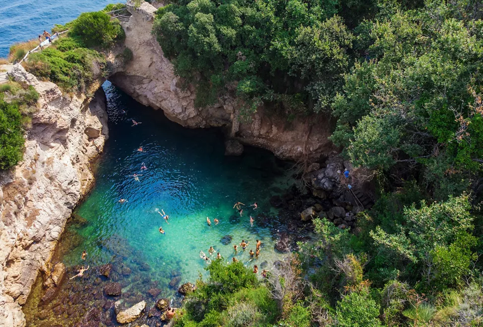 Una foto dei Bagni della Regina Giovanna a Sorrento: un luogo bellissimo da visitare in provincia di Napoli