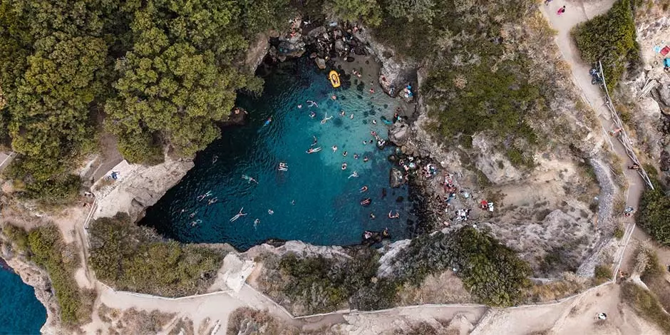 Una foto scattata dall'alto che ritrae le acque cristalline dei Bagni della Regina Giovanna a Sorrento