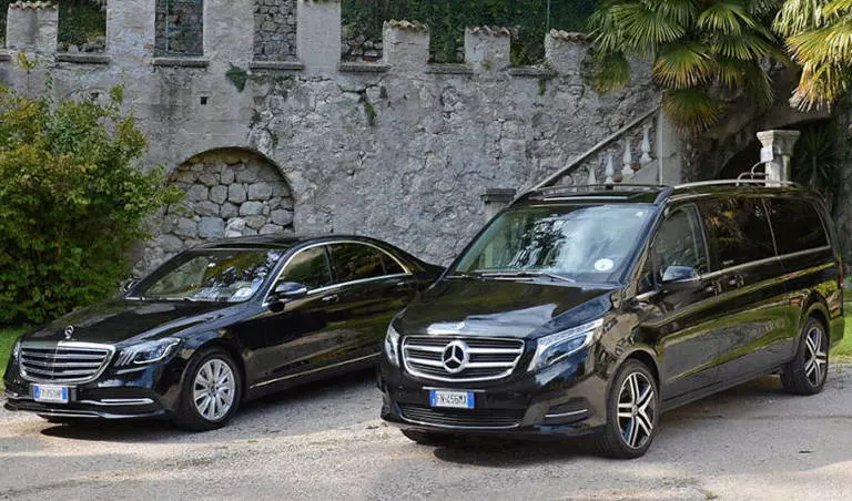 Un'immagine di due auto per noleggio con conducente a Napoli, entrambe nere