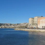 Una foto che ritrae il panorama del Lungomare di Napoli da Castel dell'Ovo
